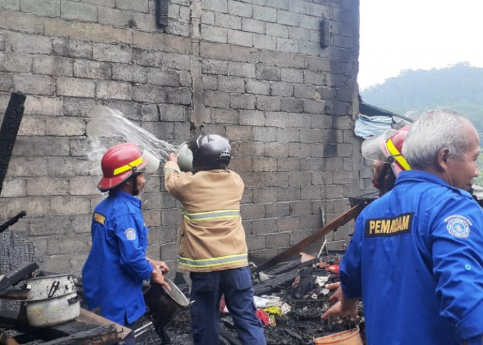 Tak Terjangkau Unit Damkar, Pemadaman Kebakaran Pakai Ember