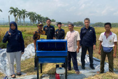 Untidar Bantu Petani Secang Magelang dengan Mesin Perontok Padi Modern