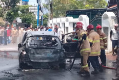 Diduga Panik, Pengemudi Tinggalkan Mobil yang Terbakar di Kota Magelang