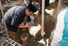 Masjid Bersejarah di Boyolali Mulai Dibangun Kembali, Wagub Taj Yasin Letakkan Batu Pertama