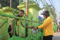 Sambut Hari Bhayangkara, Ratusan Polisi Bersihkan Tempat Ibadah Lintas Agama di Magelang