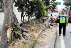 Diduga Mengantuk, Pengemudi Toyota Agya Tabrak Pembatas Jalan di Muntilan Magelang