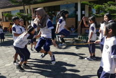 Hari Anak Nasional, SD Negeri 1 Traji Kenalkan Lagi Permainan Tradisional kepada Siswa