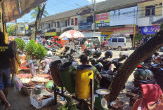 Trotoar Pasar Kliwon Temanggung Dipenuhi PKL Jelang Lebaran, Pedagang Dalam Pasar Keluhkan Pembeli Sepi
