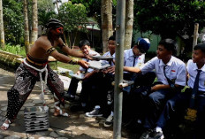 Petugas MBG di Temanggung Pakai Kostum Warok, Antar Makan Bergizi Jadi Hiburan Siswa SMP