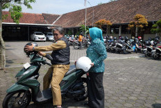 Bupati Temanggung Hemat Anggaran, Pilih Naik Motor saat Kunjungan Kerja Dinas