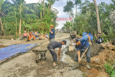 Kesal! Satu Dekade Tak Diperbaiki, Warga Aksi Swadaya Cor Jalan Kabupaten 