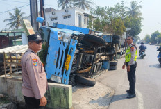 Gagal Nyalip, Truk Tabrak Motor hingga Terguling di Mungkid Magelang