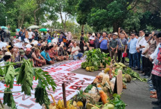 Warga Sambeng Borobudur Bawa Hasil Bumi ke DPRD Magelang Tolak Tambang Tanah Uruk