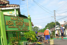 Warga Cacaban Gotong Royong Bersihkan Masjid As Sofyan Sambut Ramadan