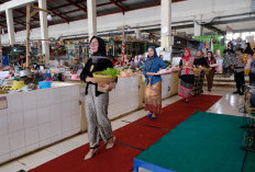 Kartini di Pasar Legi Parakan: Pedagang Gelar Fashion Show Kebaya Sambil Kampanye Kurangi Plastik