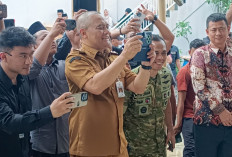 Momen Unik Gubernur Ahmad Luthfi Jadi Fotografer Dadakan Wapres Gibran di Pengungsian Tegal