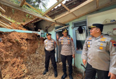 4 Rumah di Kecamatan Bener Diterjang Longsor, Kapolres Purworejo Beri Bantuan dan Minta Warga Waspada