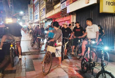 Susuri Jalanan Malam, Puluhan Pesepeda di Magelang Bagikan Sembako Pakai Besek Bambu