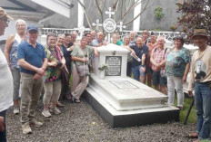 Wisatawan asal Belanda Kunjungi Makam Kerkof Kota Magelang, Napak Tilas Perjuangan Johannes van der Steur