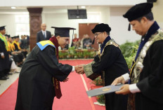 Anak Penjual Sate Lulus Cumlaude Untidar, Dias Rizky Buktikan Tekad Menembus Batas Ekonomi