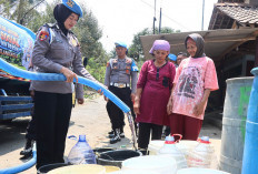 Kekeringan Landa Purwosari, Propam Polda Jateng dan Polres Magelang Kota Salurkan 8.000 Liter Air Bersih