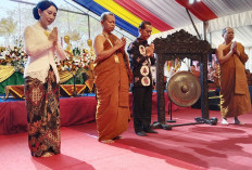 Bukan Sekadar Membaca Tipitaka, 2.045 Umat Jalani Atthasila di Borobudur
