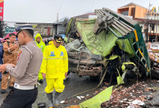 Diduga Rem Blong, Truk Tronton Muatan Keramik Hantam Tugu dan Ruko di Kertek Wonosobo