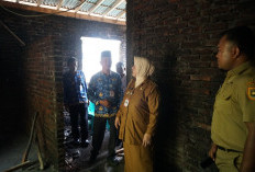 Bupati Yuli Hastuti Tinjau Kebakaran Rumah di Kalimeneng, Diduga Korsleting Pompa Air