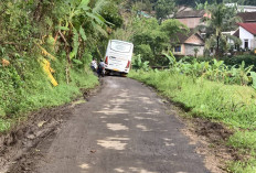 Jalan Amblas di Bandongan Magelang Bahayakan Warga Jalur Alternatif Tertutup Bus Peziarah Nyaris Masuk Sawah