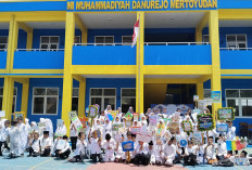 Bawa Poster Karya Sendiri, Siswa MIM Danurejo Mungkid Semarakkan Pawai Hari Santri