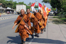 50 Biksu Jalan Kaki Menuju Borobudur untuk Peringati Waisak 2026