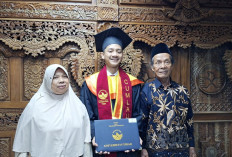 Anak Pedagang Pindang Asal Purbalingga Jadi Wisudawan Terbaik Untidar