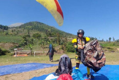 Embun, Pilot Paralayang Perempuan Pertama Purworejo Terbang Bawa Tari Dolalak di Langit Wonosobo