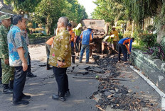 Jalan Dr Sutomo Rusak Parah, Warga Muntilan Swadaya Pasang Rambu Larangan Truk