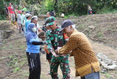 Antusias Warga Bersama Babinsa Dalam Karya Bakti di Kali Kanci