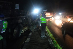 Truk Dump Bermuatan Pasir Terbalik di Tikungan Pare Mungkid, Lalu Lintas Sempat Terganggu